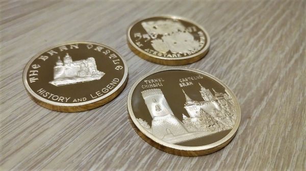 COLEÇÃO COM 3 MEDALHAS DOURADAS - MOEDAS DE VLAD, O EMPALADOR / CONDE DRÁCULA